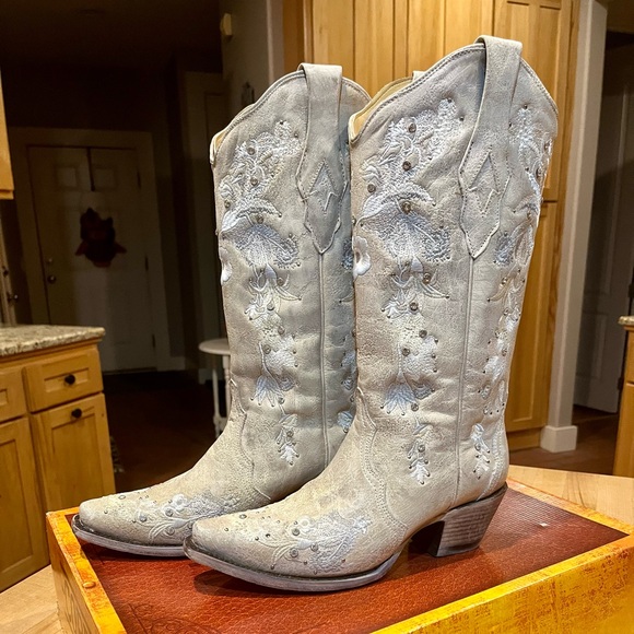 Corral Shoes - Women’s Corral White Floral Embroidery & Crystals Boots 8 1/2